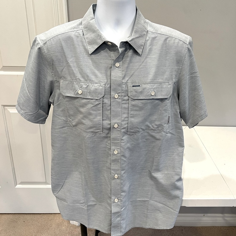 Mountain Hardwear two front pocket vented button down shirt sleeve shirt